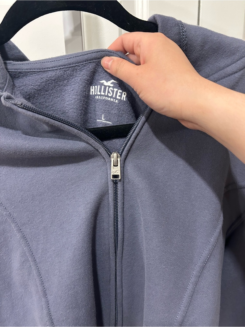 Hollister Women's Cropped Zip Hoodie - Picture 2 of 3